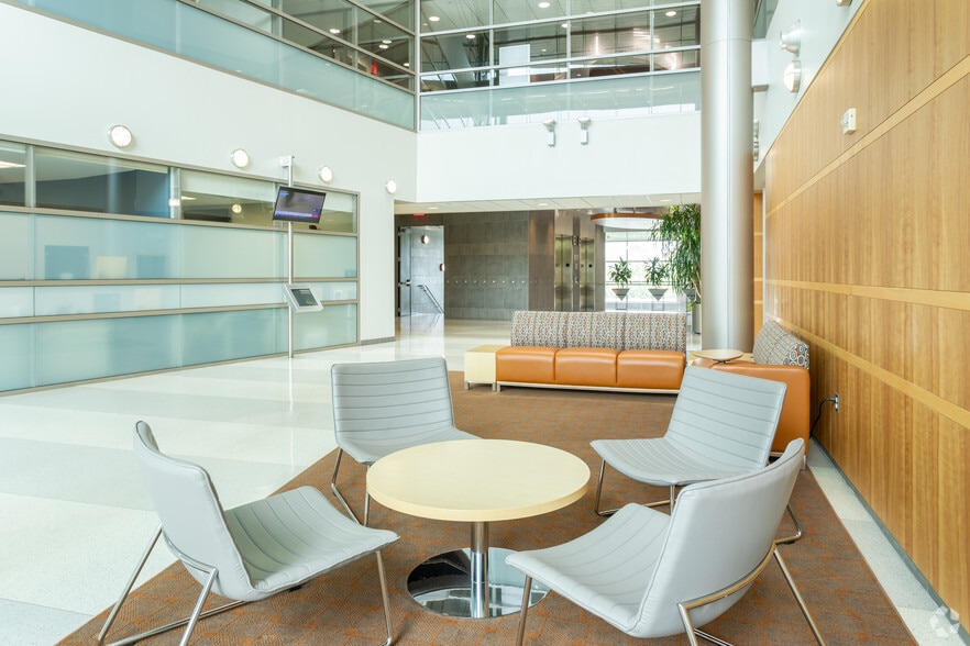 1000 Oakbrook Dr, Ann Arbor, MI for lease - Lobby - Image 2 of 9