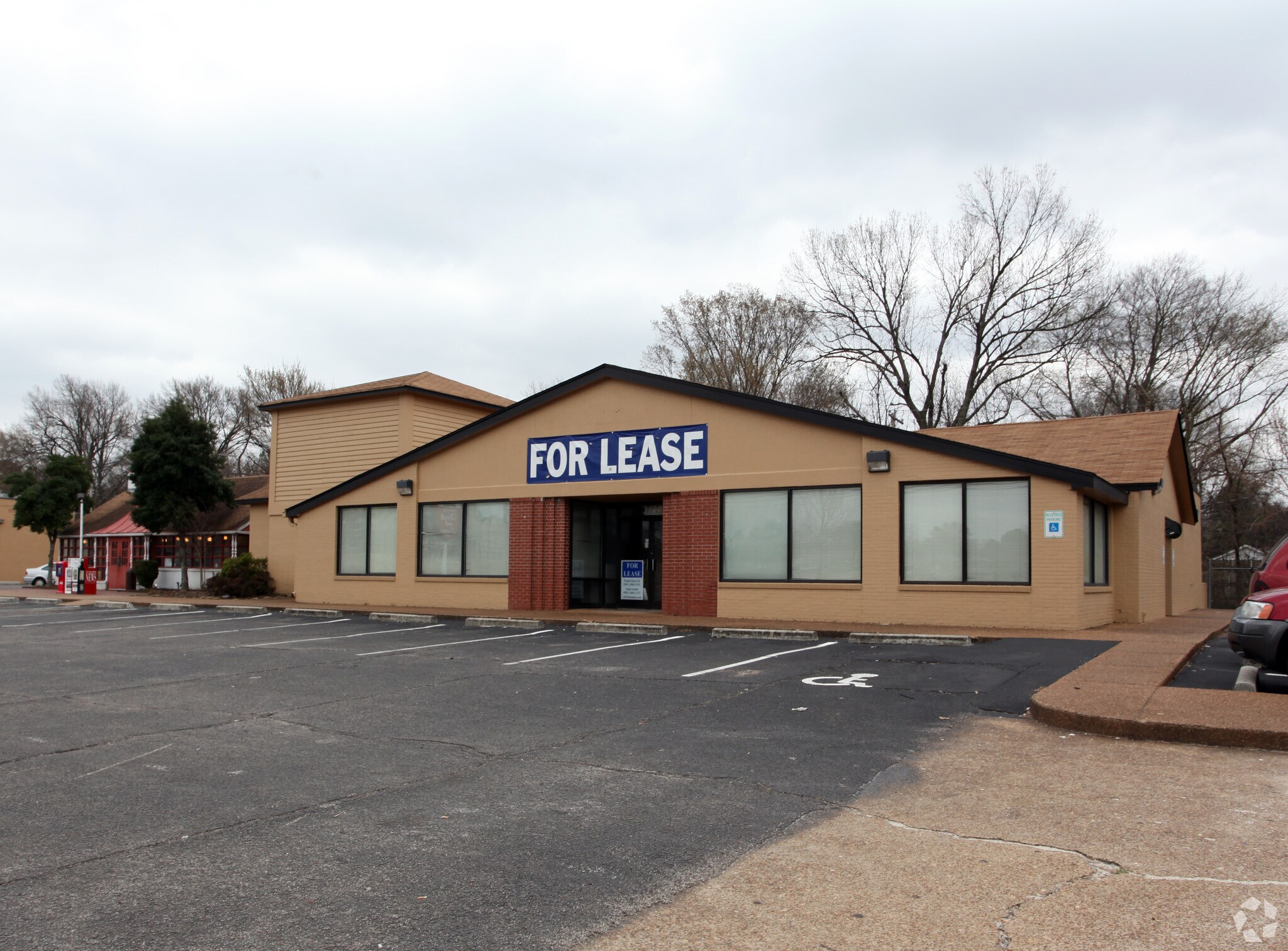 3135 Poplar Ave, Memphis, TN for sale Primary Photo- Image 1 of 1