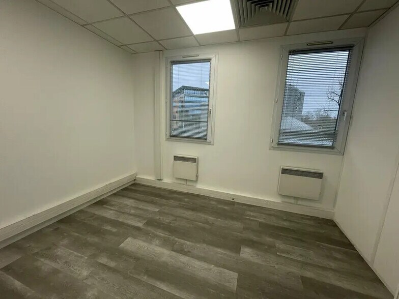 Office in Lyon for lease - Building Photo - Image 3 of 8