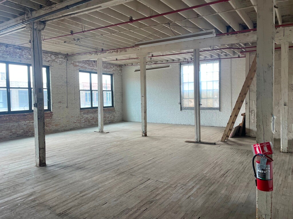 1622 W Carroll Ave, Chicago, IL for lease Building Photo- Image 1 of 2