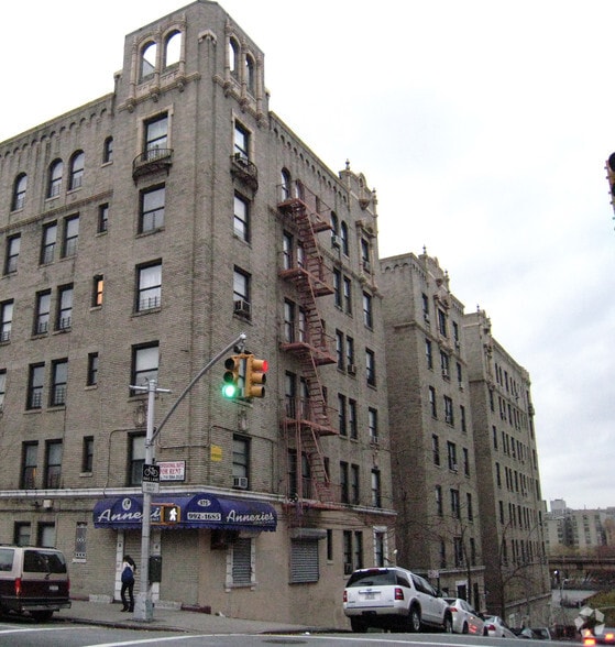 990 Gerard Ave, Bronx, NY for lease - Building Photo - Image 2 of 29