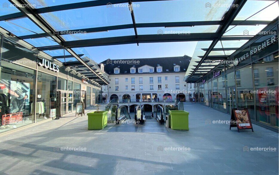 Retail in Compiègne for lease - Building Photo - Image 3 of 4