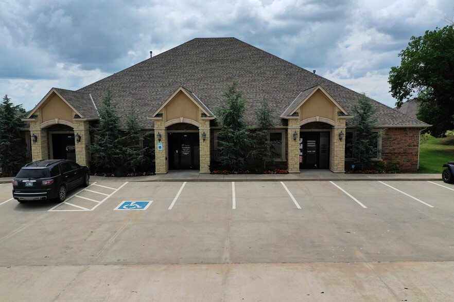 10921 S Western Ave, Oklahoma City, OK for lease - Building Photo - Image 2 of 9