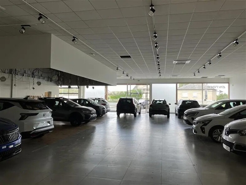 Retail in Bourges for lease - Interior Photo - Image 1 of 5