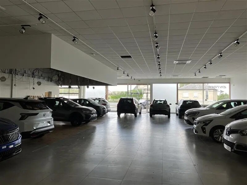 Retail in Bourges for lease Interior Photo- Image 1 of 6