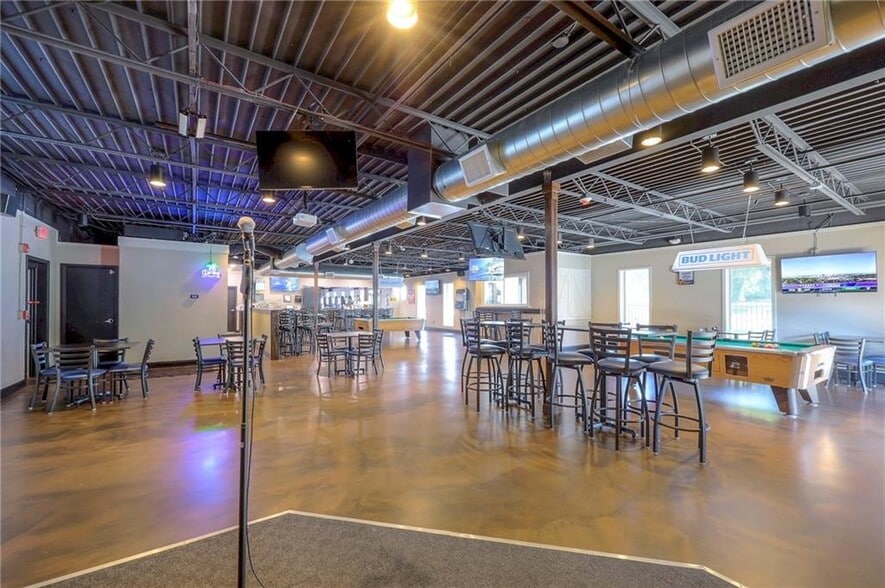 4545 N Brighton Ave, Kansas City, MO for sale - Interior Photo - Image 3 of 32