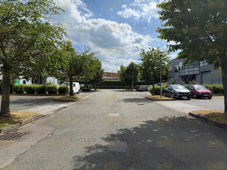 Flex in Élancourt for lease - Building Photo - Image 3 of 9