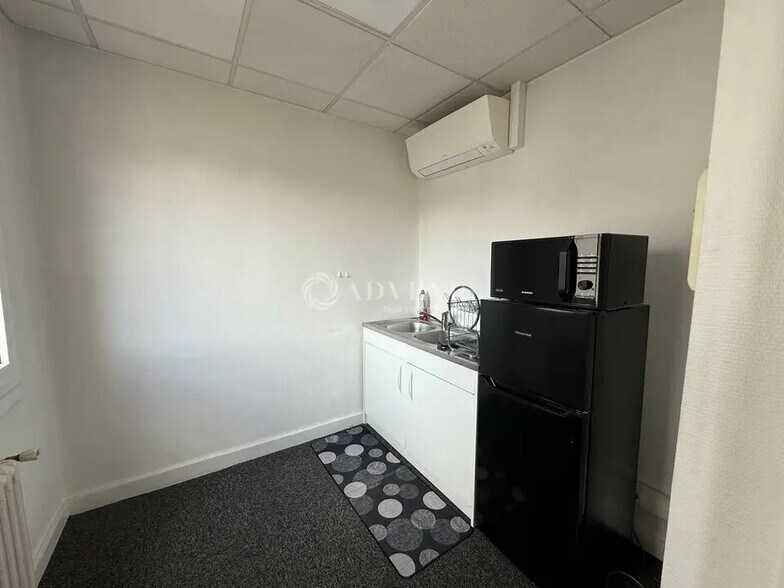 Office in Lyon for lease - Interior Photo - Image 1 of 2
