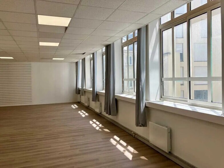 Office in Paris for lease - Interior Photo - Image 2 of 8