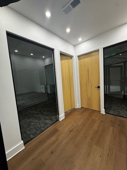 1010 Huntcliff, Atlanta, GA for lease - Interior Photo - Image 2 of 12