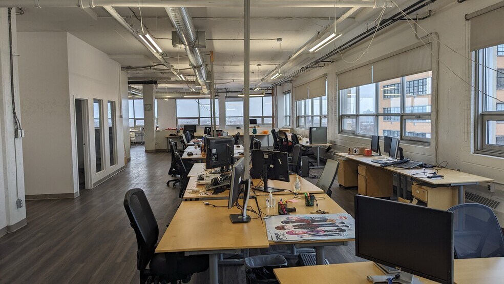 55 Av Du Mont-Royal O, Montréal, QC for lease - Interior Photo - Image 1 of 9