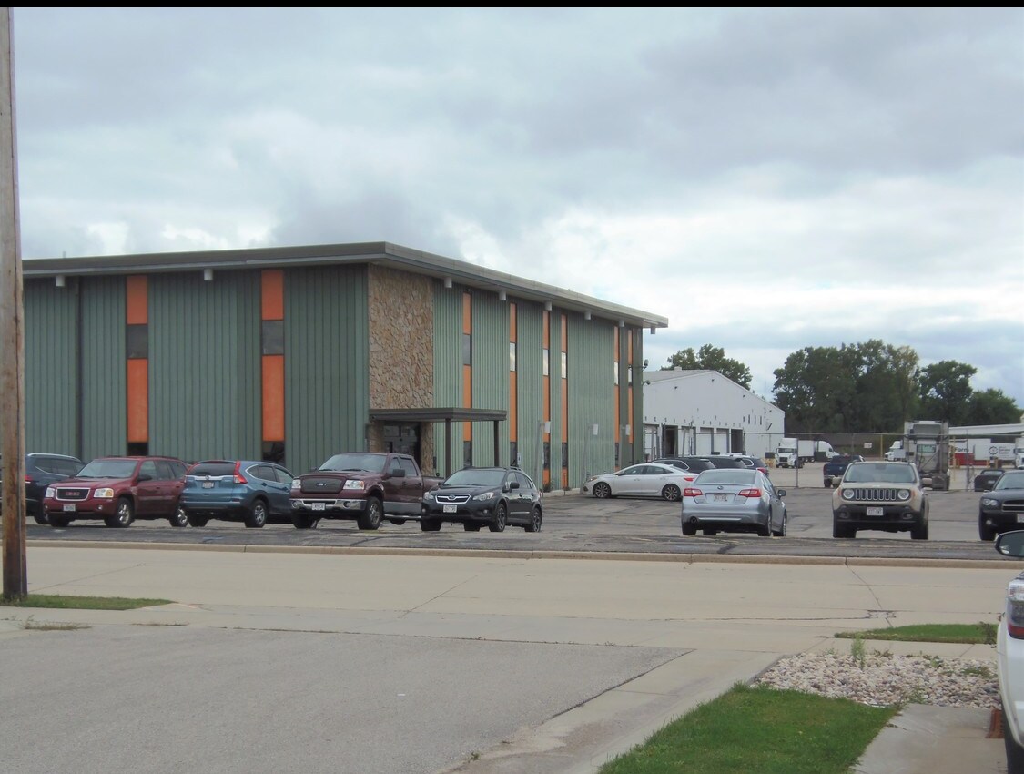 1300 S Lynndale Dr, Appleton, WI for sale Building Photo- Image 1 of 1