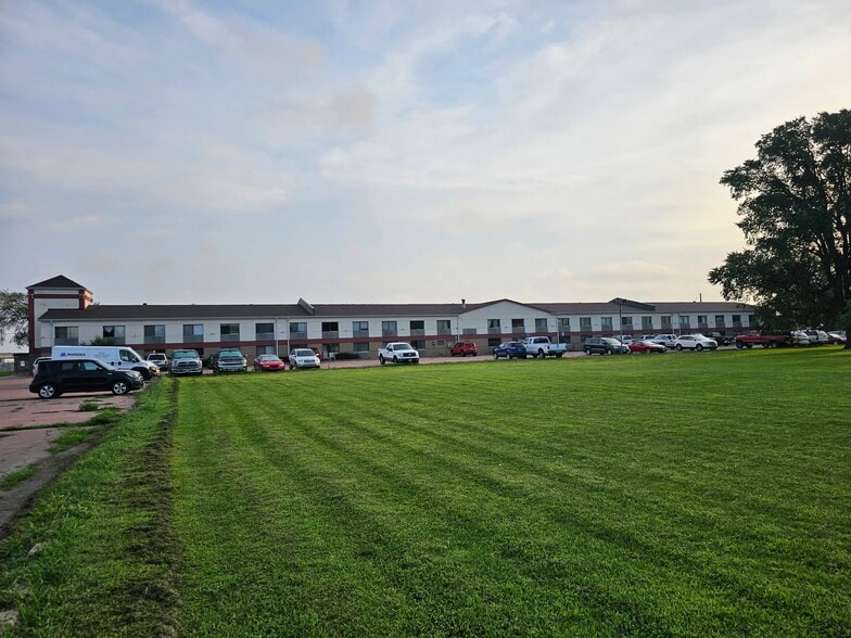 1300 W Russell St, Sioux Falls, SD for sale - Primary Photo - Image 1 of 4