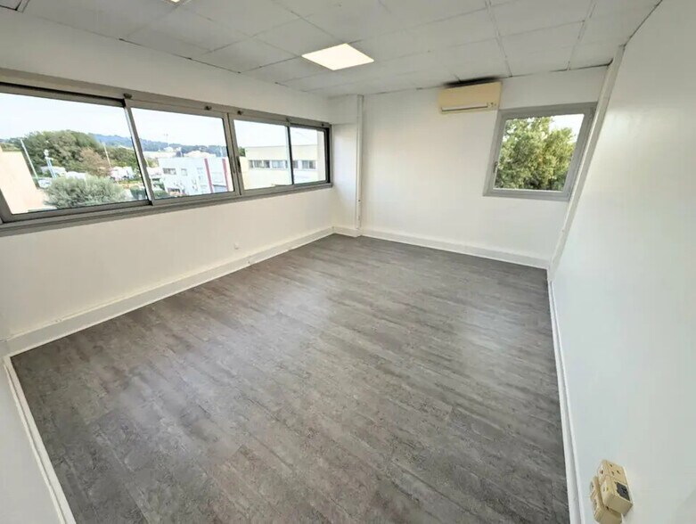 Office in Mandelieu-la-Napoule for lease - Interior Photo - Image 1 of 5