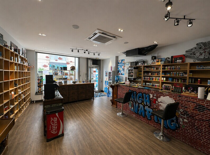 Retail in Paris for lease - Building Photo - Image 2 of 4