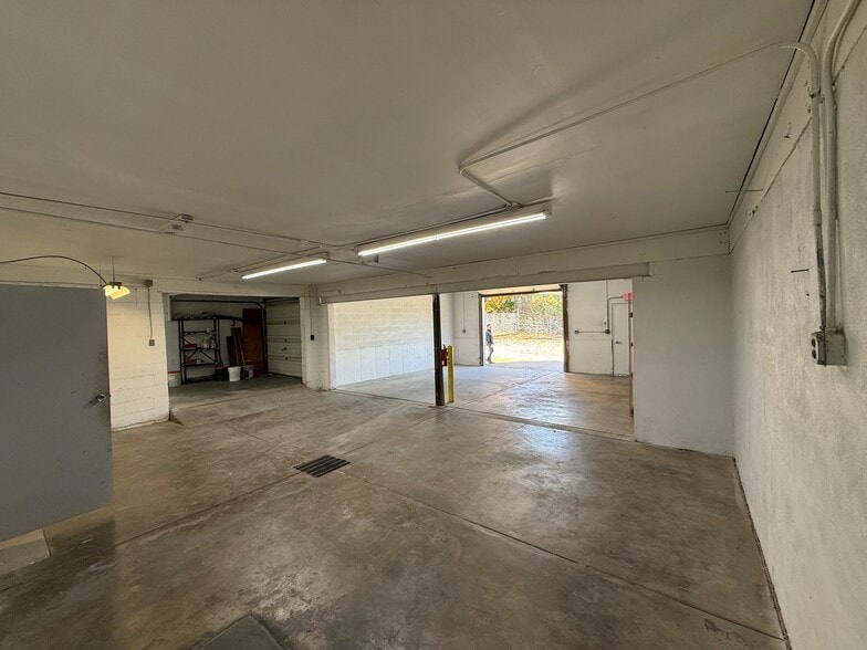 10703 Tesshire Dr, Saint Louis, MO for sale - Building Photo - Image 3 of 12