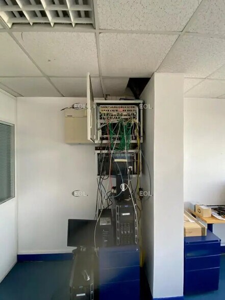 Industrial in Antony for lease - Building Photo - Image 2 of 10