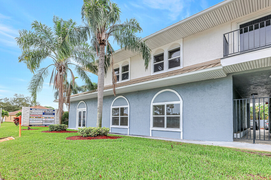 550 SE Port St Lucie Blvd, Port Saint Lucie, FL for lease - Primary Photo - Image 1 of 4