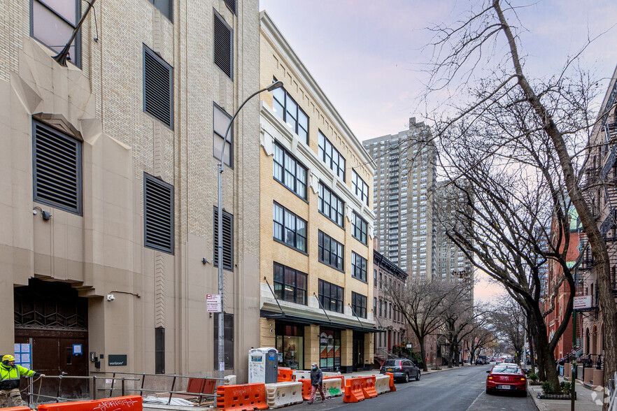 438 W 51st St, New York, NY for lease - Building Photo - Image 3 of 9