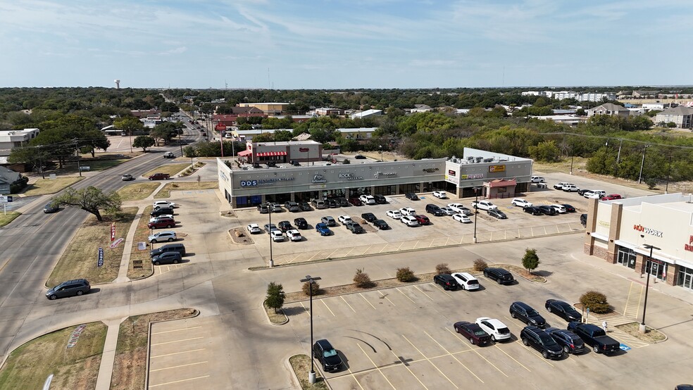 Town Square Shopping Center portfolio of 2 properties for sale on LoopNet.com - Building Photo - Image 2 of 7