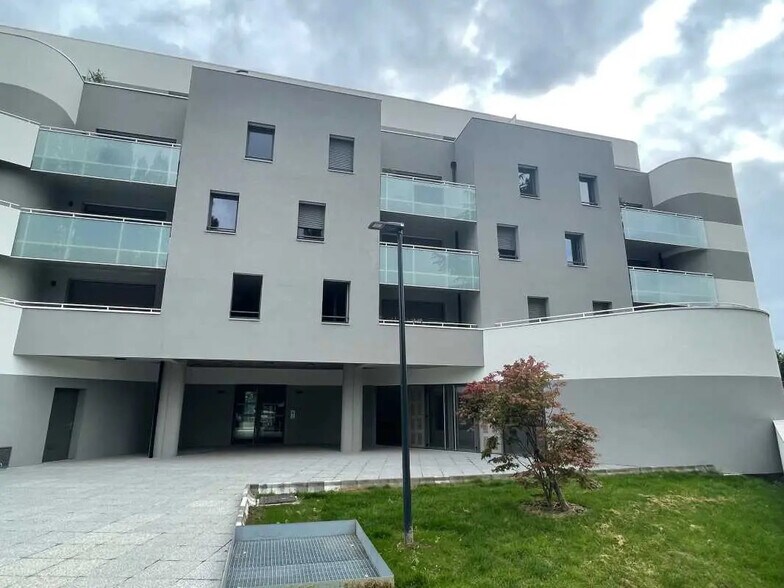 Retail in Bihorel for lease - Building Photo - Image 2 of 11