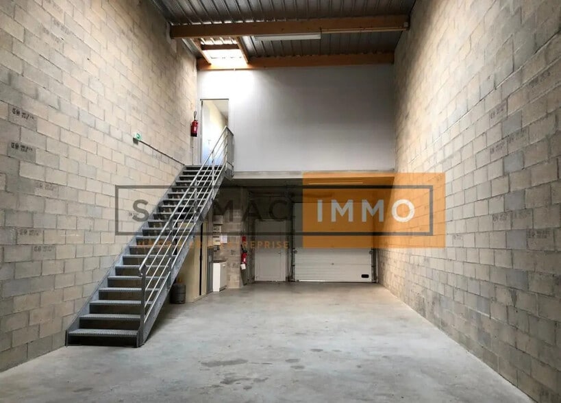 Industrial in Ozoir-la-Ferrière for lease - Building Photo - Image 1 of 5