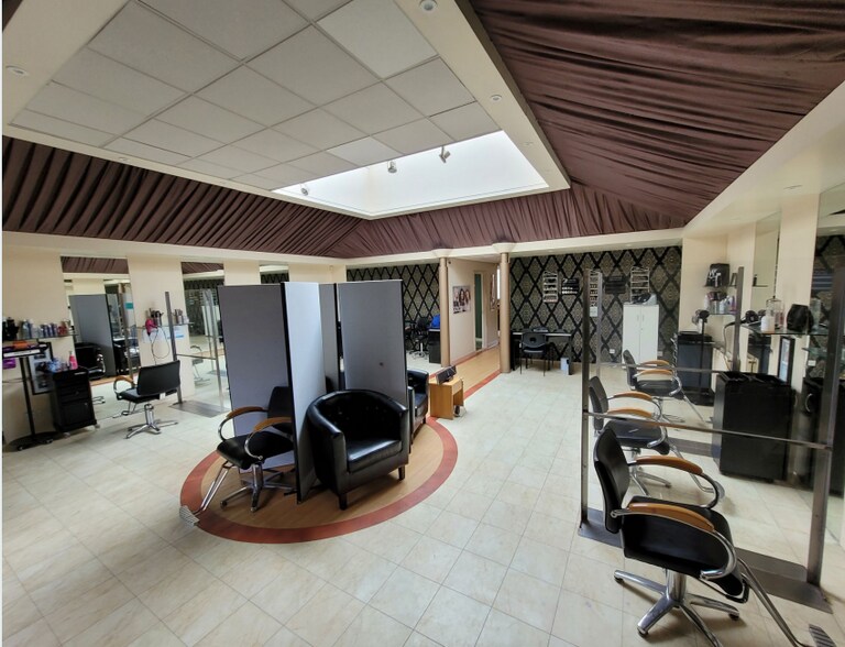 2 Glasgow Rd, Bathgate for sale - Interior Photo - Image 2 of 4