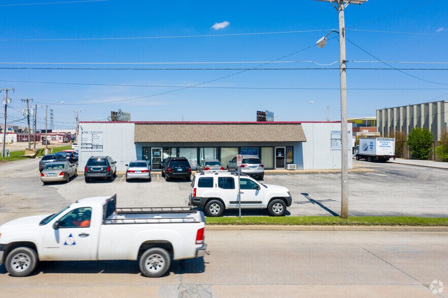 7739-7743 E 38th St, Tulsa, OK for lease - Building Photo - Image 2 of 3