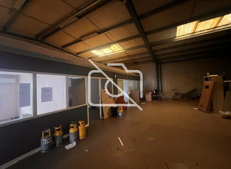 Industrial in Bondoufle for lease - Building Photo - Image 2 of 6