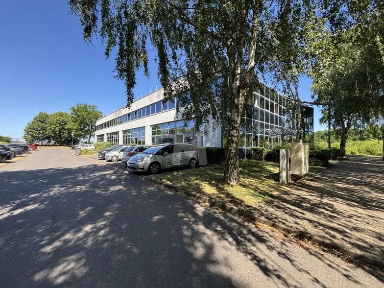 Flex in Saclay for lease - Building Photo - Image 2 of 11