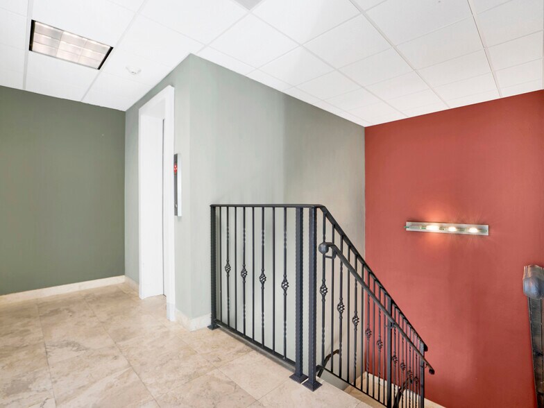 4070-4090 Laguna St, Coral Gables, FL for lease - Interior Photo - Image 3 of 35