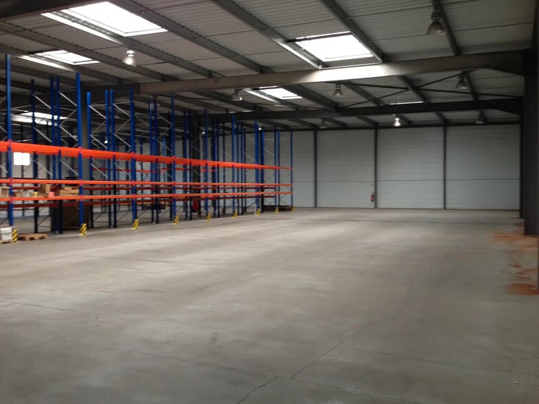 Flex in Le Luc for lease - Interior Photo - Image 3 of 3