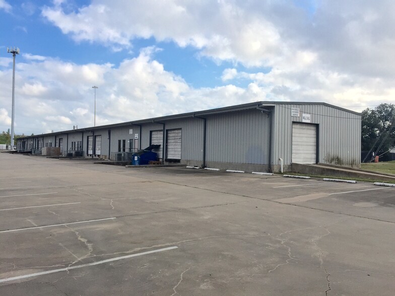 8910 Lawndale St, Houston, TX for lease - Building Photo - Image 2 of 8