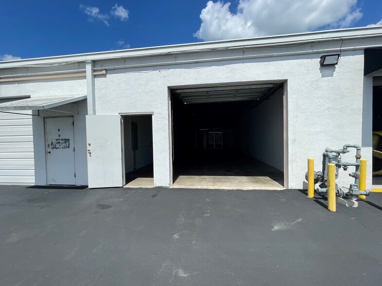 1410 Commerce Blvd, Sarasota, FL for lease - Building Photo - Image 3 of 12