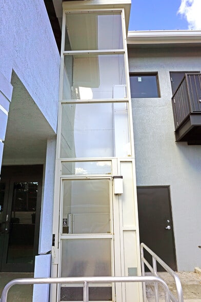 2010 Wilton Dr, Wilton Manors, FL for sale - Building Photo - Image 3 of 17