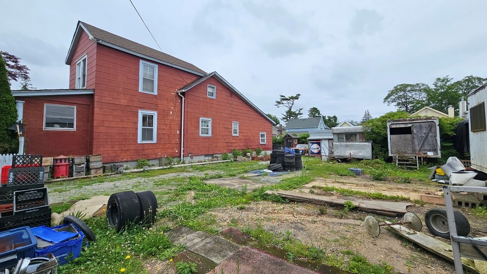 15 Oneill Ave, Bay Shore, NY for sale - Primary Photo - Image 1 of 2