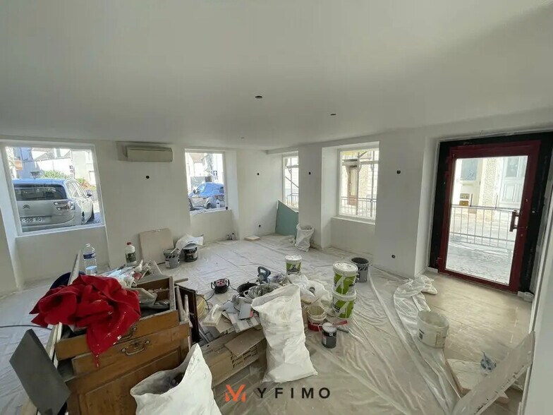 Flex in Épône for lease - Interior Photo - Image 3 of 6