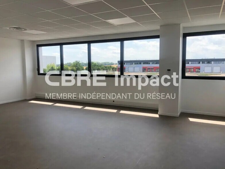 Flex in Longvic for lease - Interior Photo - Image 3 of 8