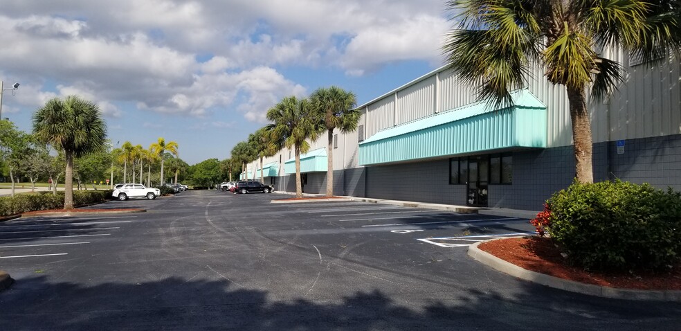 3601 Crossroads Pky, Fort Pierce, FL for lease - Building Photo - Image 2 of 4