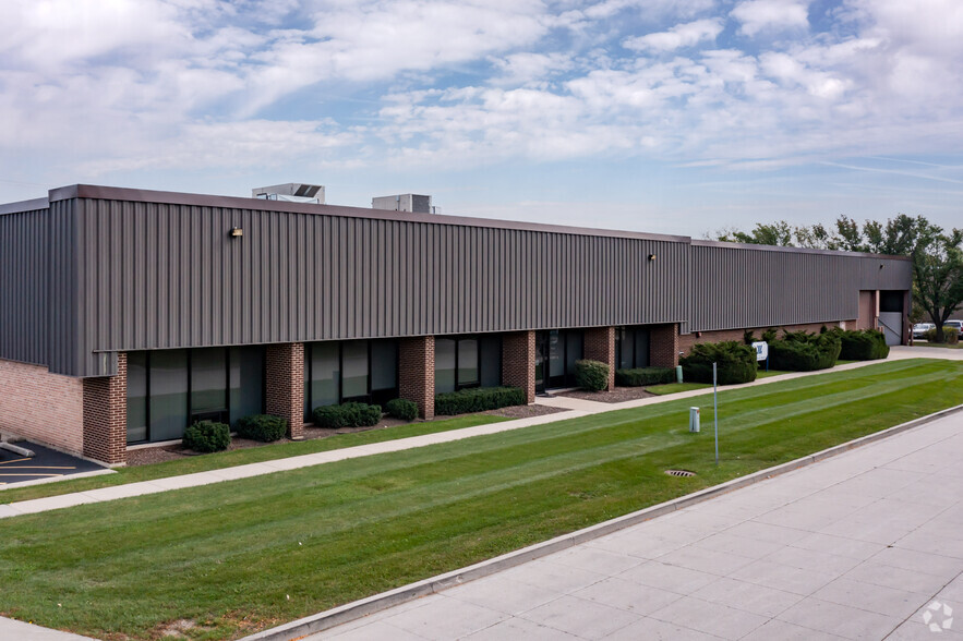 901 N Du Page Ave, Lombard, IL for lease - Building Photo - Image 1 of 5