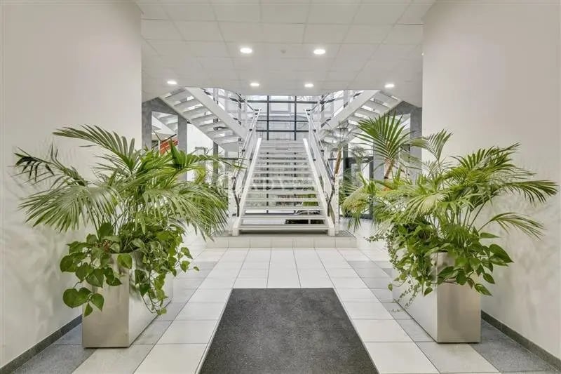 Office in Guyancourt for lease - Lobby - Image 1 of 5