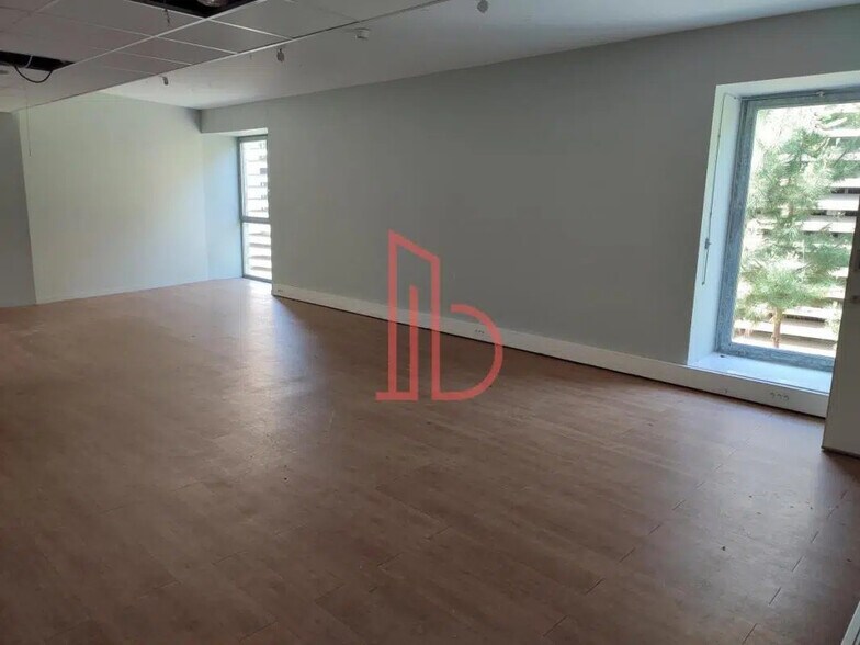 Office in Bordeaux for lease - Building Photo - Image 3 of 8