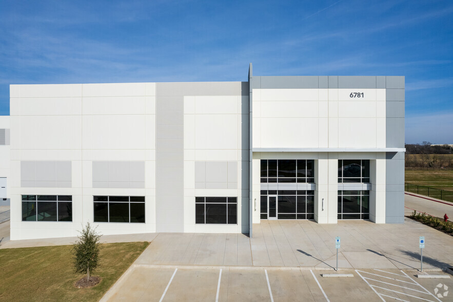 6781 Midway Rd, Haltom City, TX for lease - Building Photo - Image 3 of 8