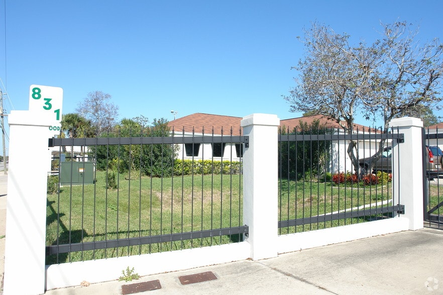 831 Ridgewood Ave, Daytona Beach, FL for lease - Building Photo - Image 3 of 9