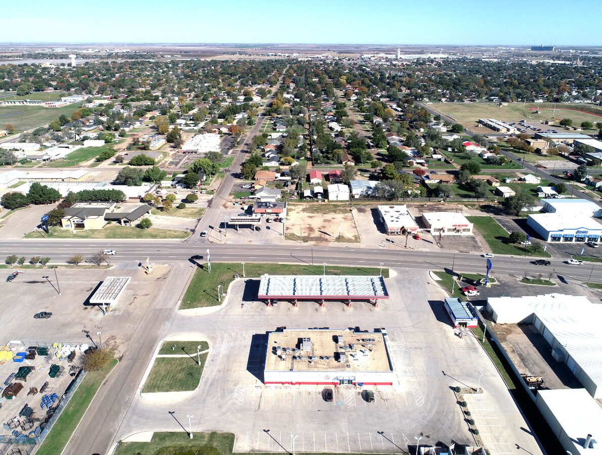 2715 Olton Rd, Plainview, TX 79072