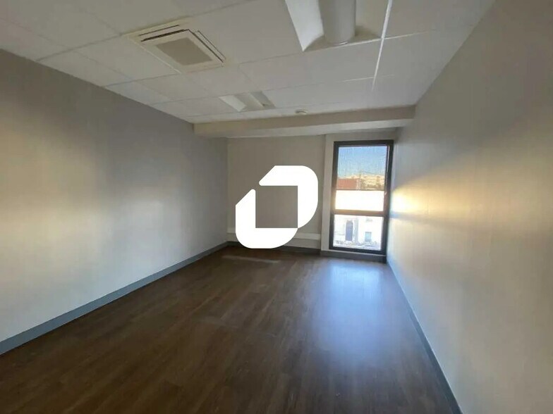 Office in Bordeaux for lease - Interior Photo - Image 3 of 22