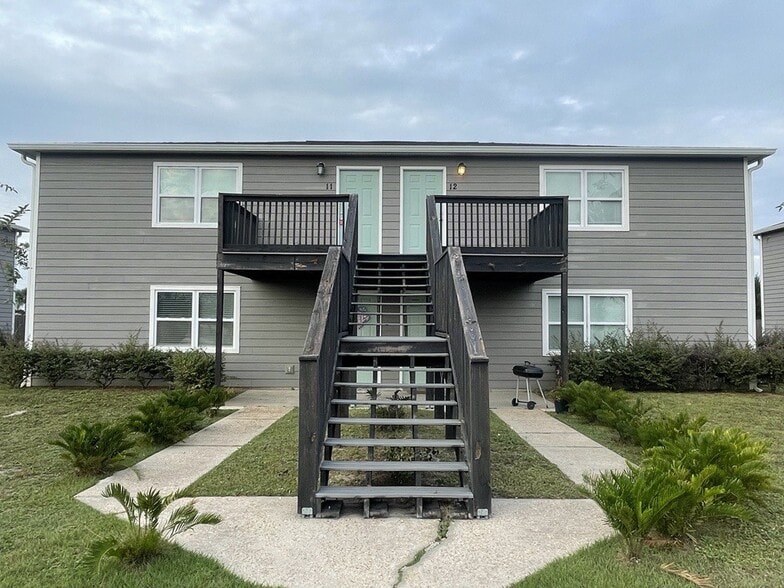 Bay Breeze Apartments portfolio of 3 properties for sale on LoopNet.com - Building Photo - Image 2 of 10