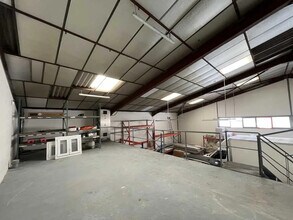 102 Rue Fleury Jay, GRIGNY-SUR-RHÔNE for lease Interior Photo- Image 2 of 5