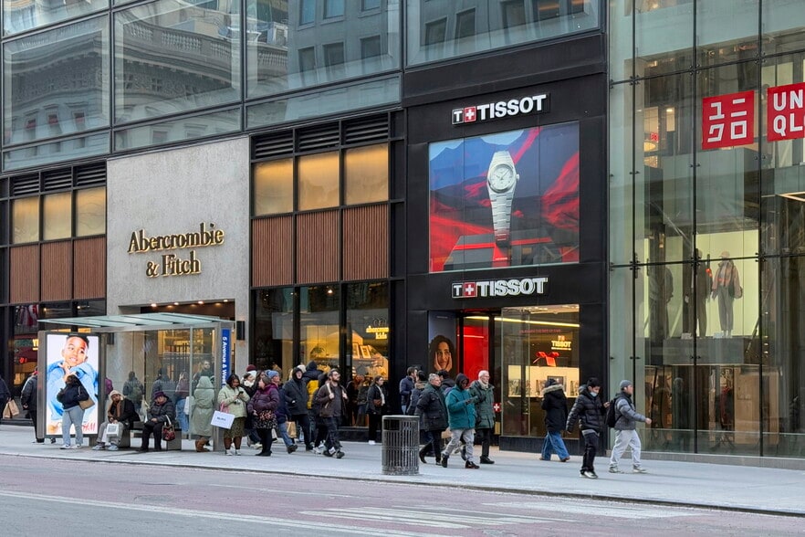 660 Fifth Ave, New York, NY for lease - Building Photo - Image 2 of 7