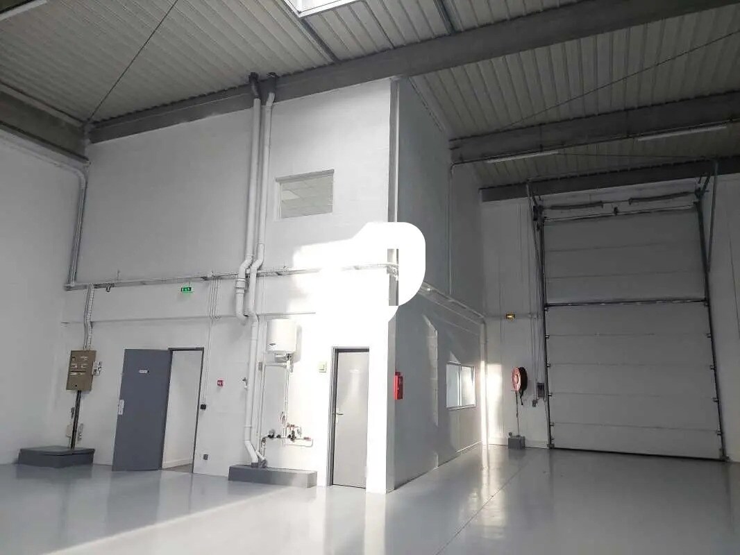 6-8 Rue Marie Curie, Coignières for lease Interior Photo- Image 1 of 11